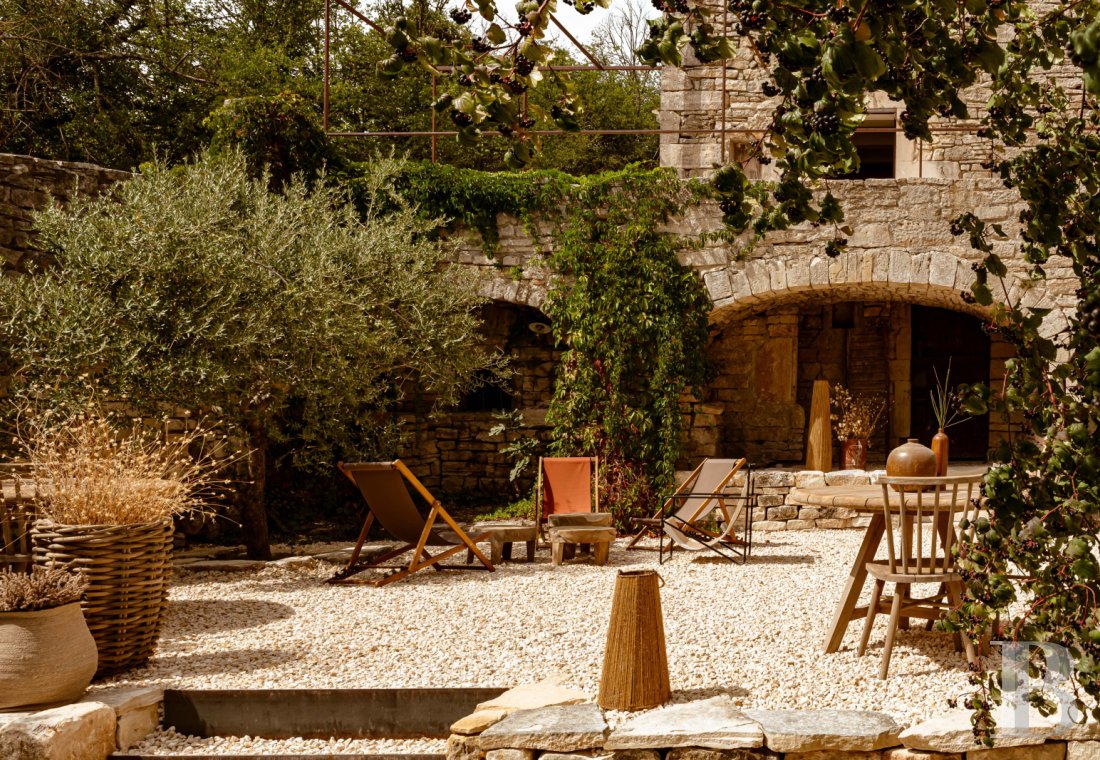 Dans le Gard, en bordure de l’Ardèche, un ancien mas restauré au milieu des oliviers, des vignes et des lavandes - photo  n°43